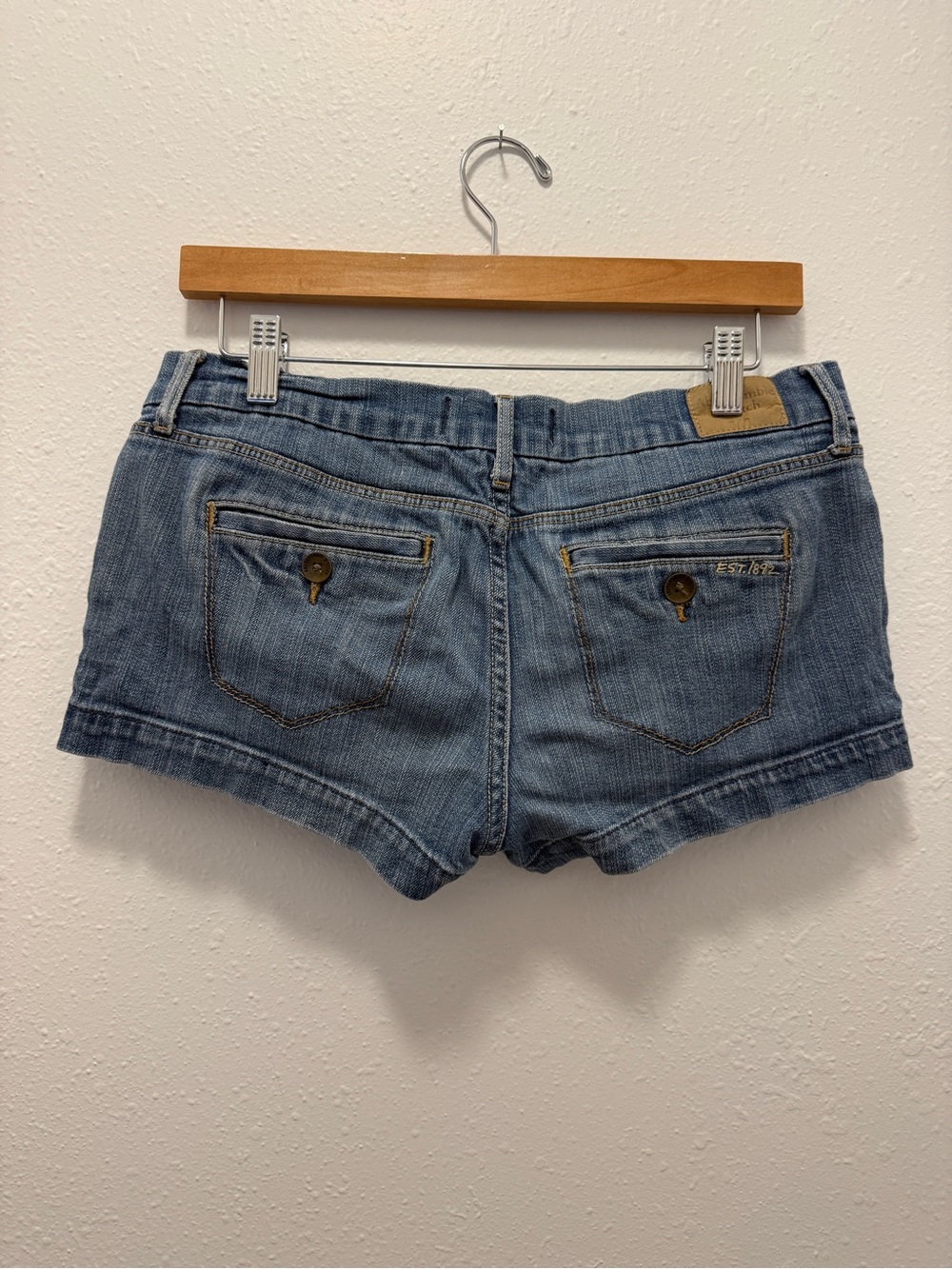 Vintage Y2K Abercrombie & Fitch Low Rise Booty Butt Jean Shorts Size 6 - Picture 2 of 9